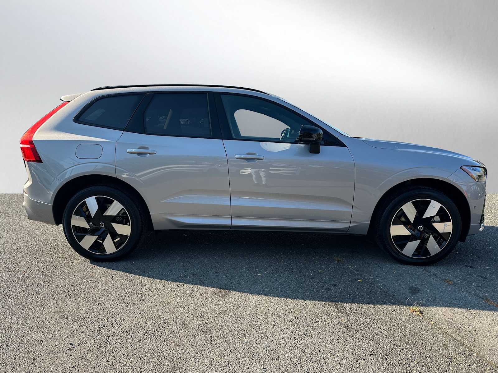 2025 Volvo XC60 Hybrid photo 2