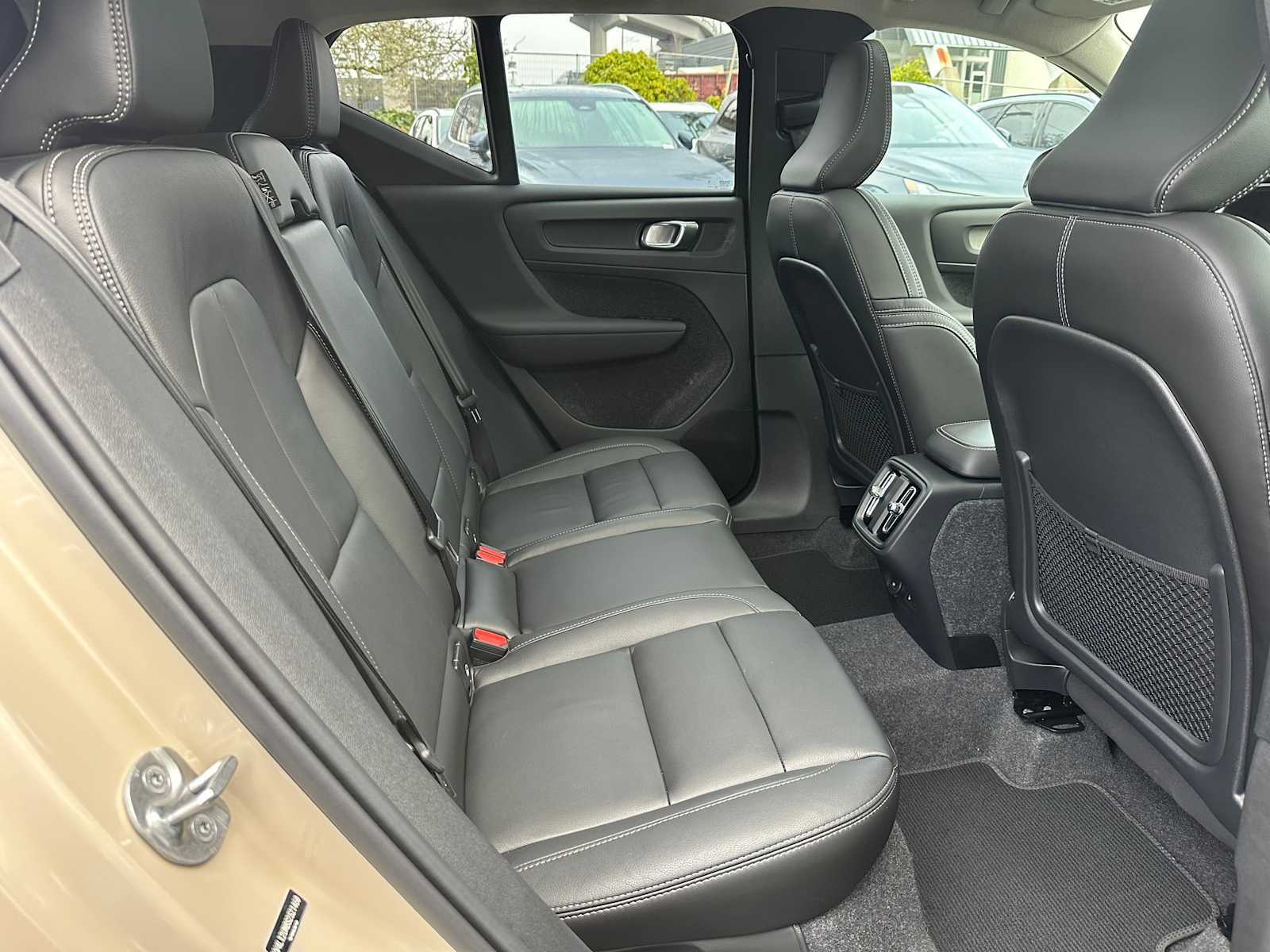 2025 Volvo XC40 Ultra - Photo 12