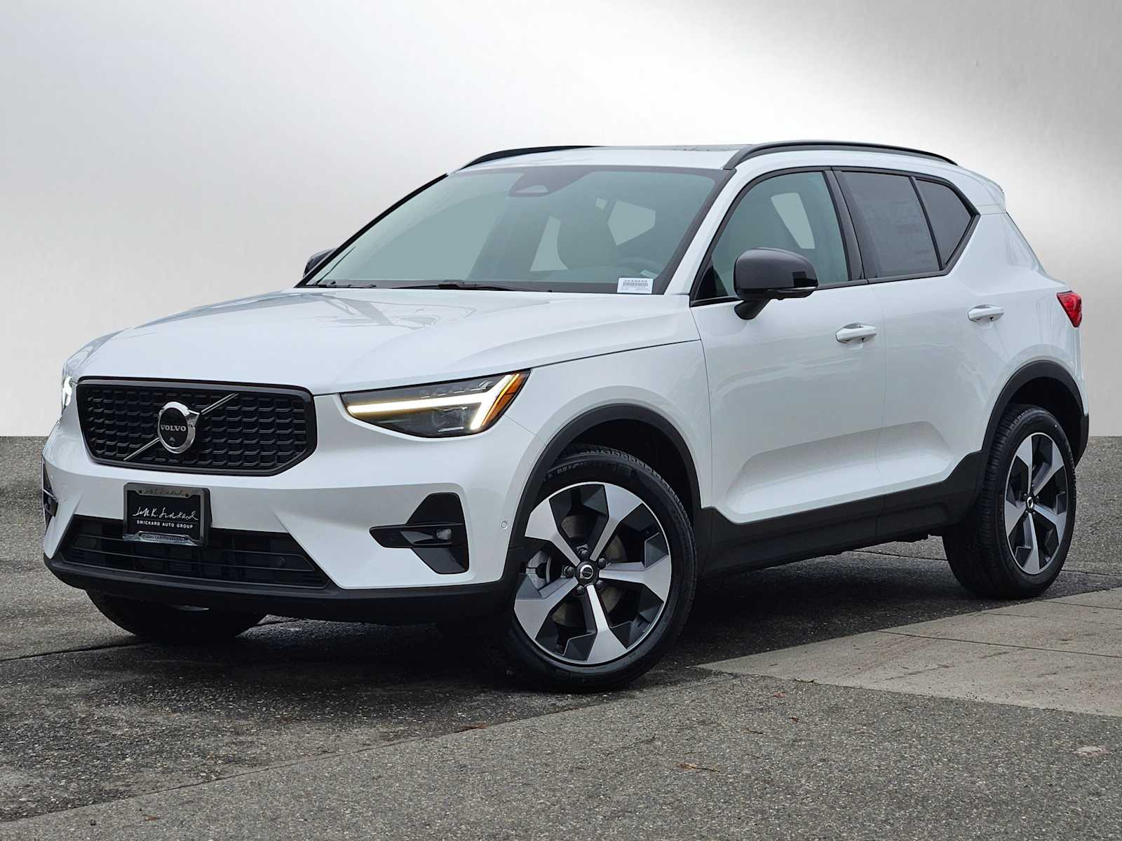 2025 Volvo XC40 Plus photo 3
