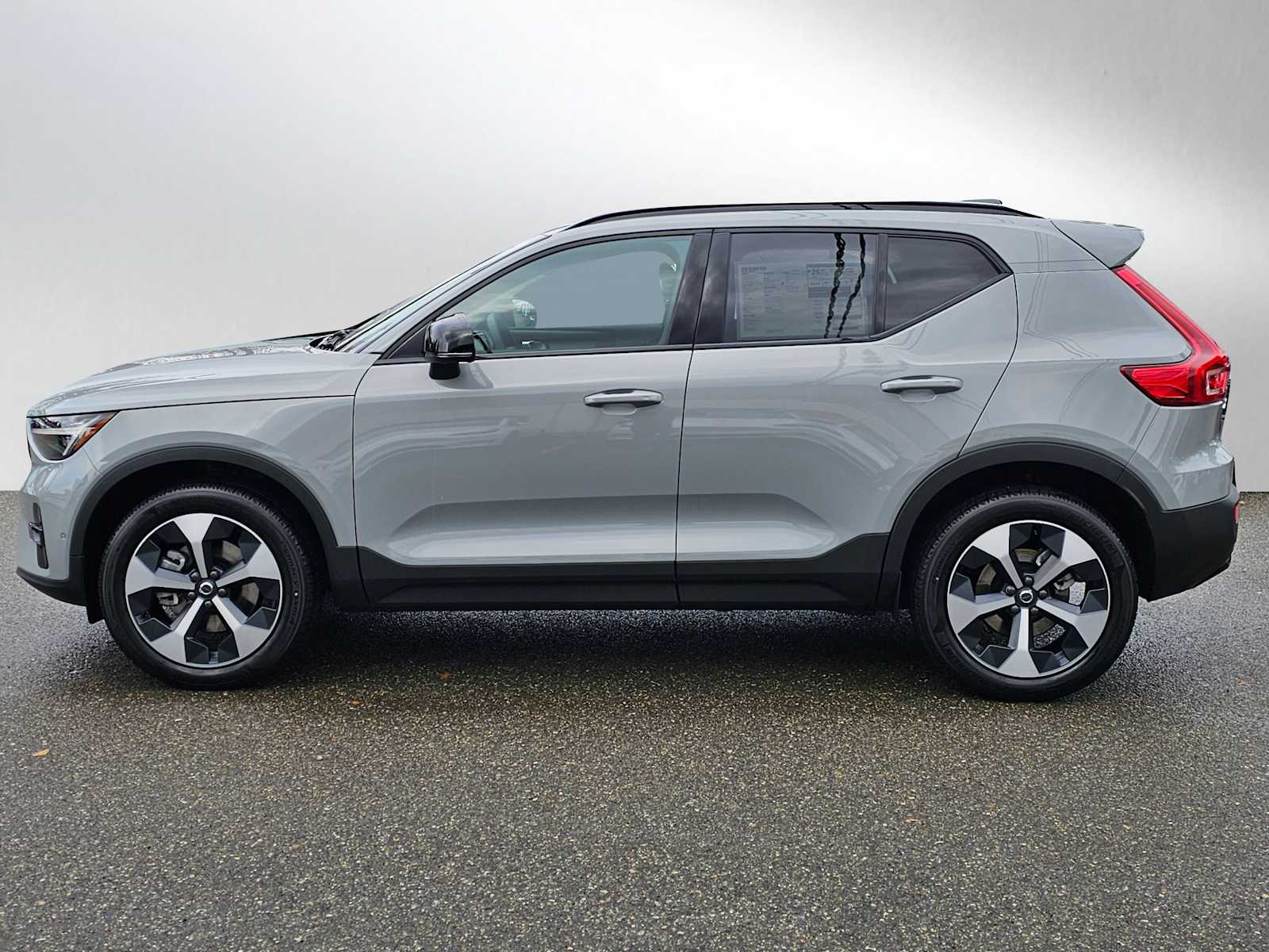 2025 Volvo XC40 Plus photo 2