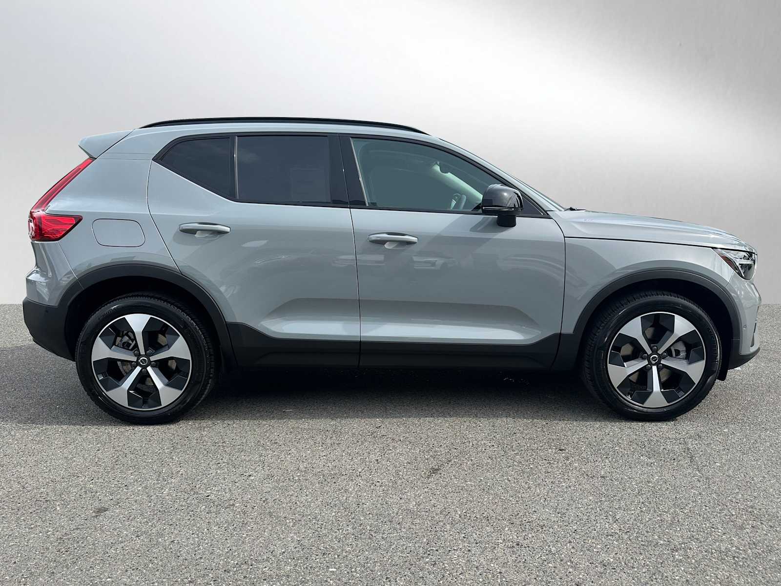 2026 Volvo XC40 Plus photo 2