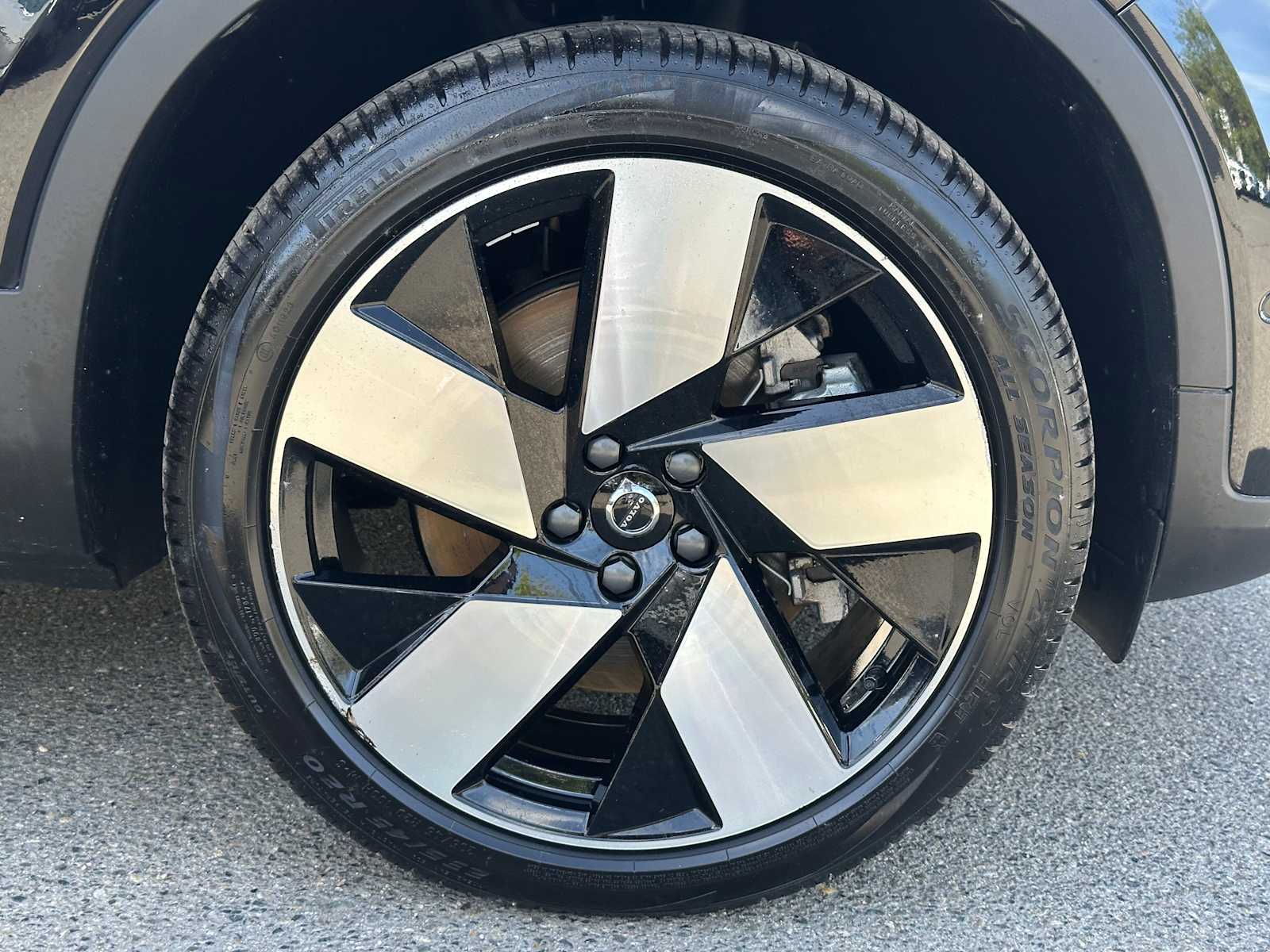 2025 Volvo EX40 Plus - Photo 9