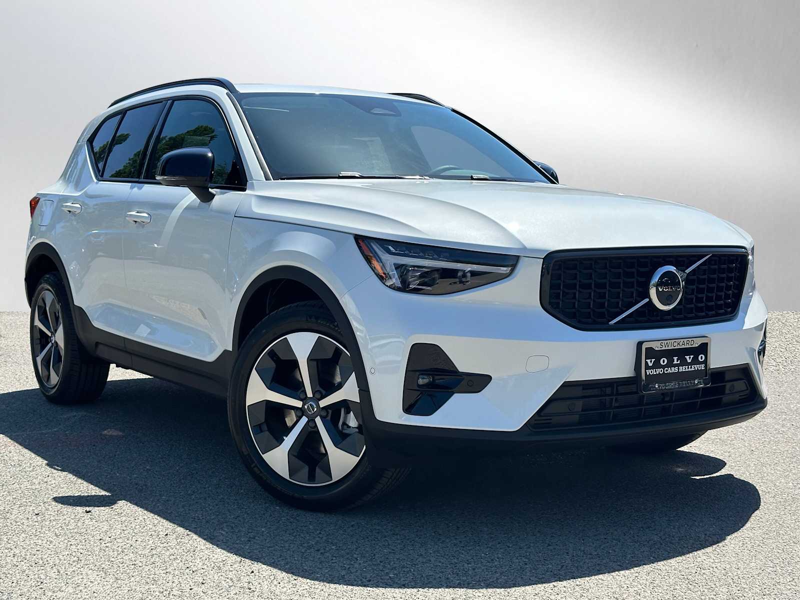 2026 Volvo XC40 B5 Plus Dark AWD's photo