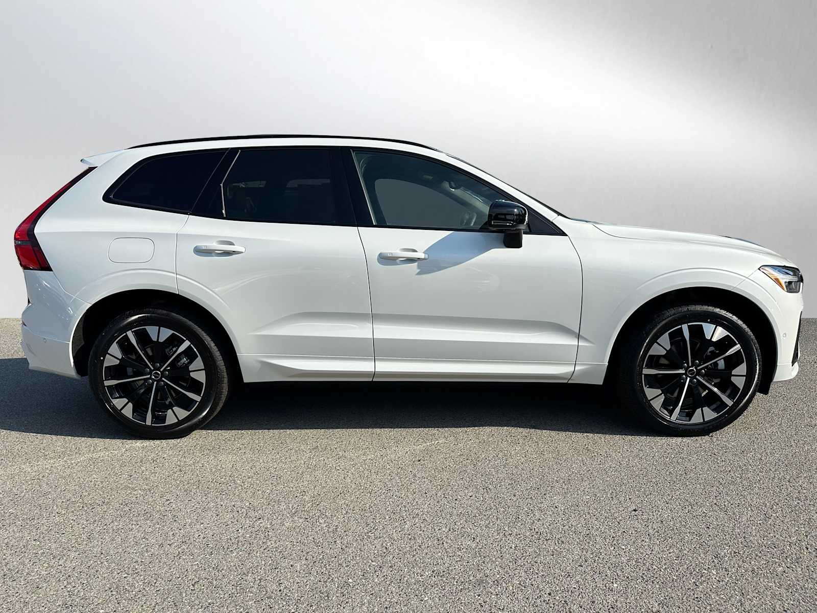 2026 Volvo XC60 B5 Plus photo 2
