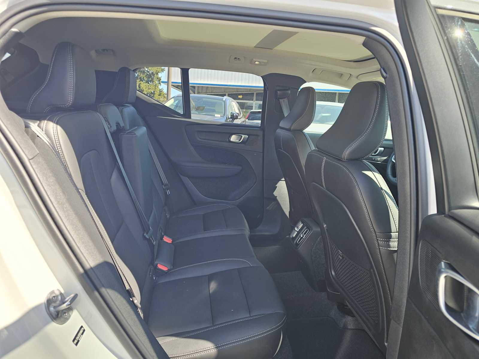 2025 Volvo XC40 Core - Photo 11