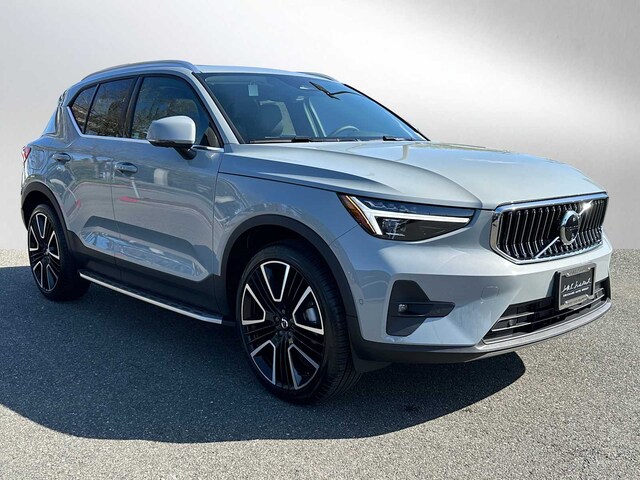 2025 Volvo XC40 B5 Ultra Bright Theme SUV