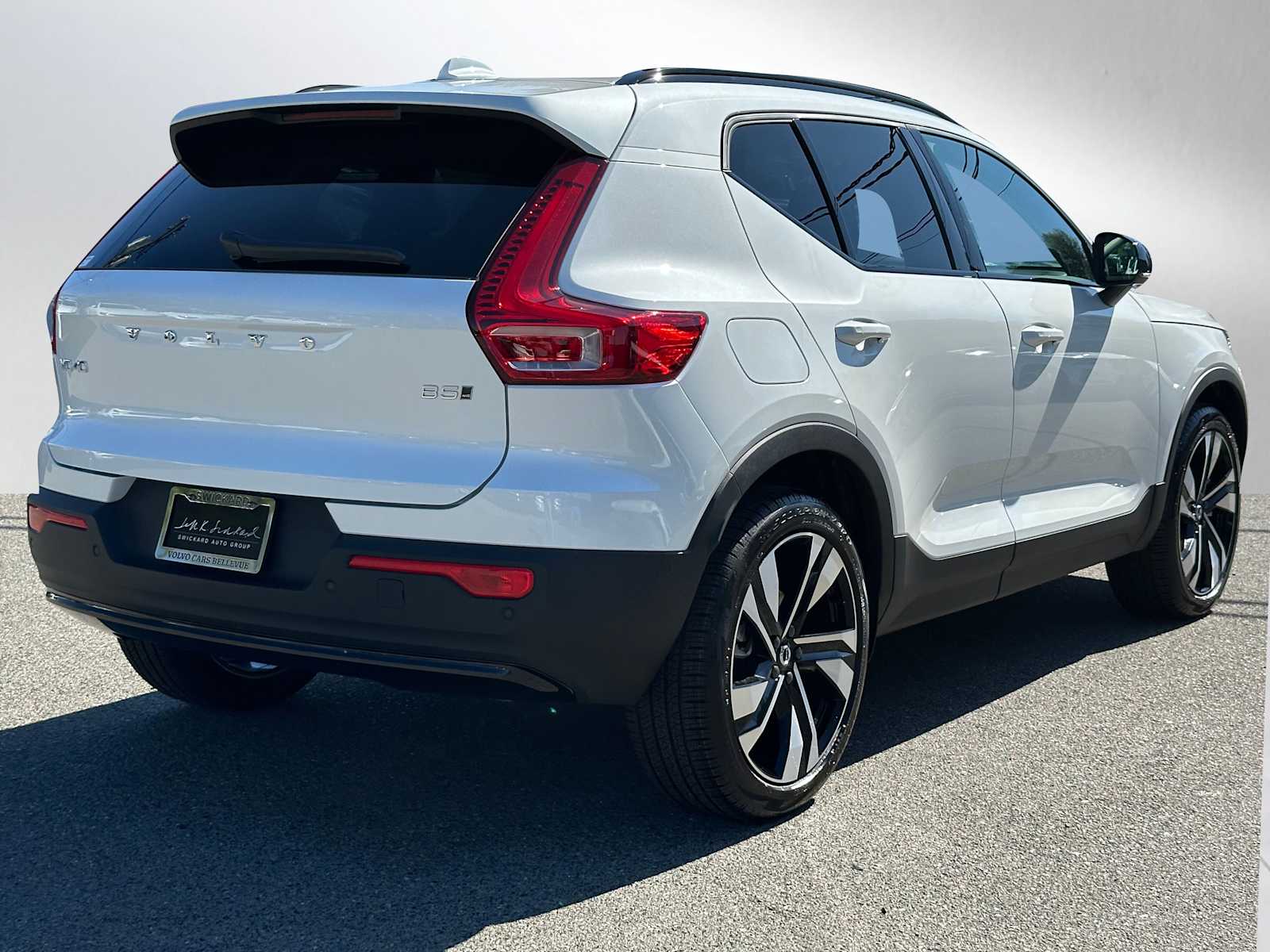 2025 Volvo XC40 photo 3