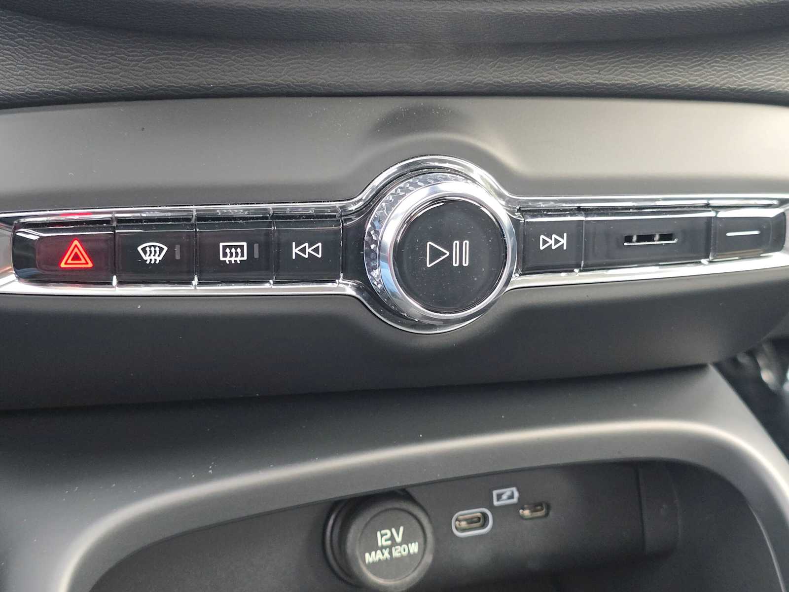 2026 Volvo XC40 Core - Photo 29