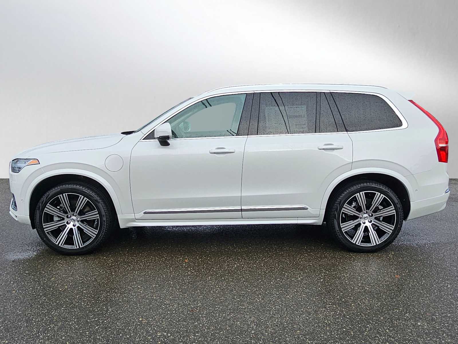 2025 Volvo XC90 T8 Plus photo 3