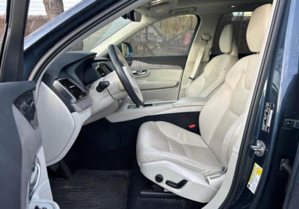 Used 2023 Volvo XC90 Recharge Plug-In Hybrid Plus 6-Seater SUV