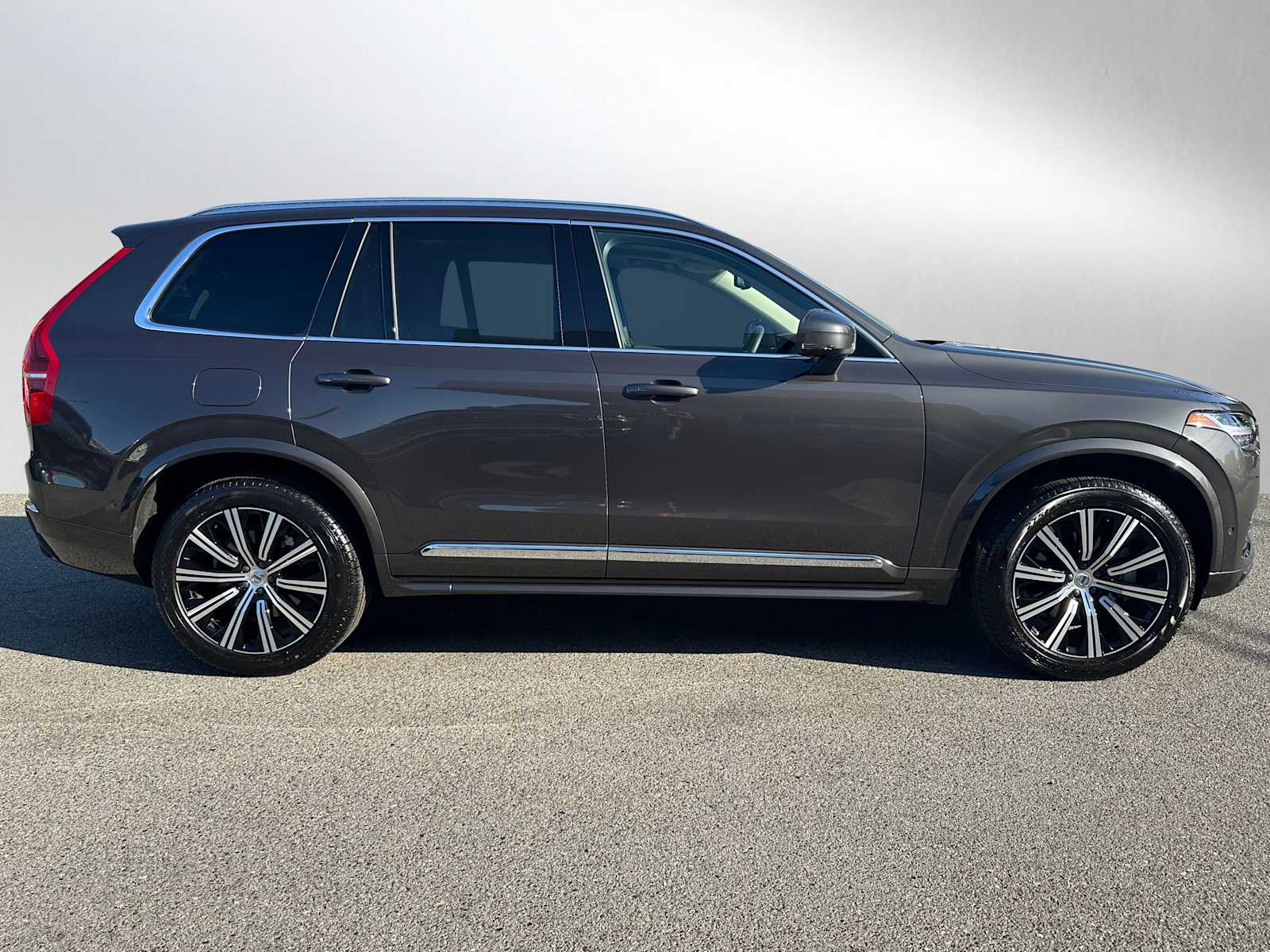 2025 Volvo XC90 B5 Plus photo 2