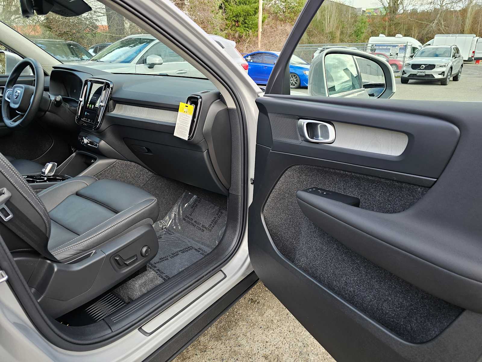 2025 Volvo XC40 Plus - Photo 10
