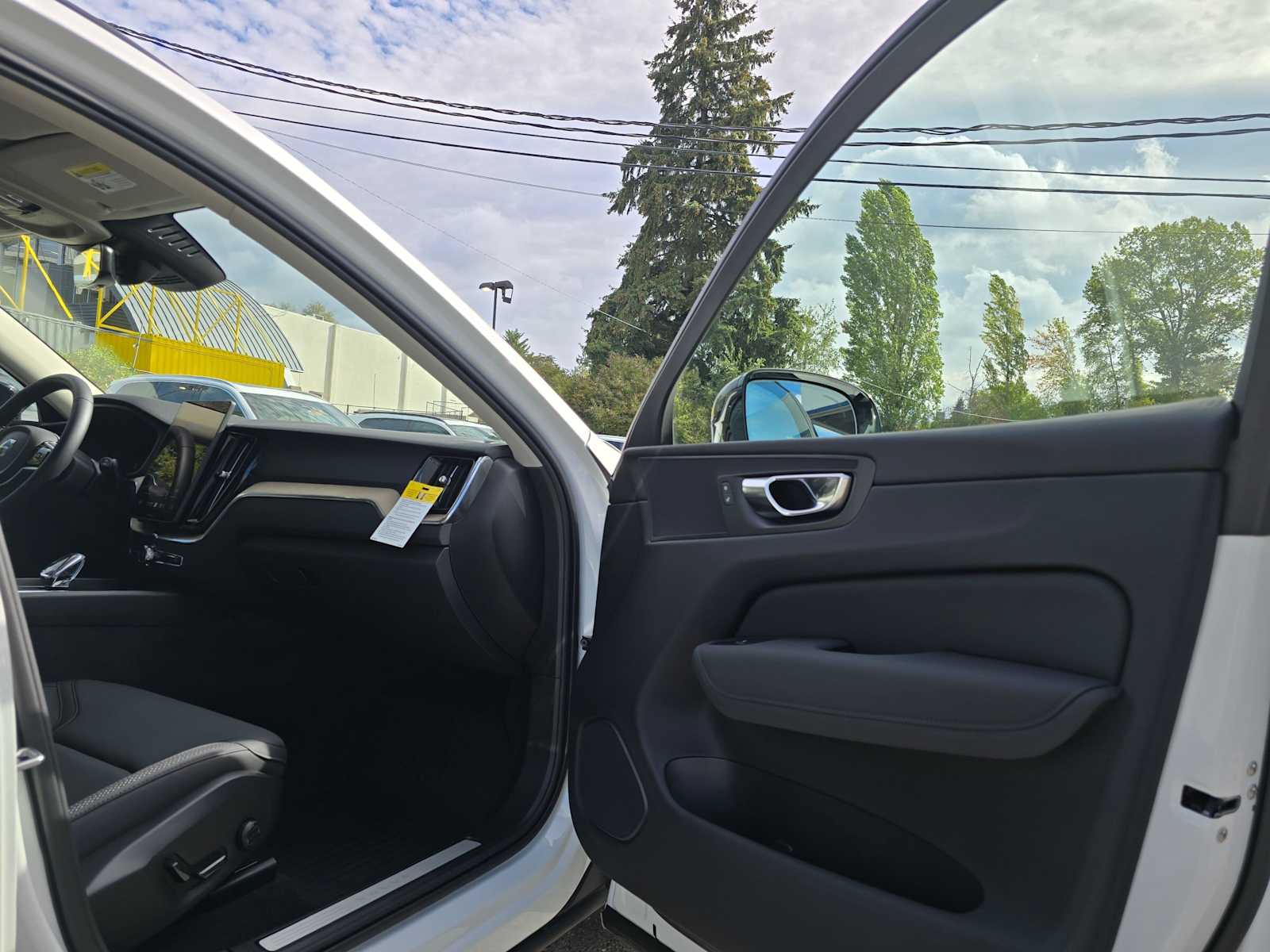 2026 Volvo XC60 Plus - Photo 11