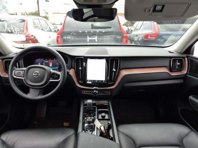 2023 Volvo XC60 Recharge Hybrid Plus photo 3