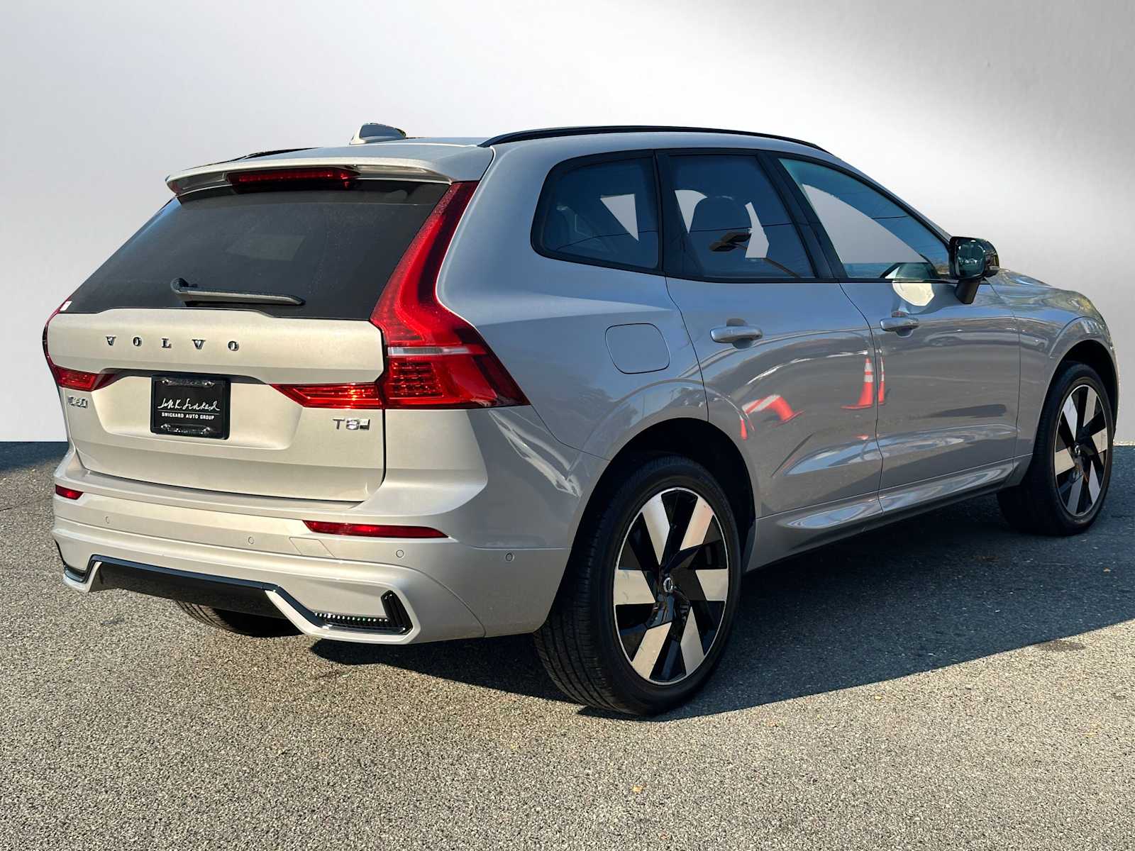 2025 Volvo XC60 Hybrid photo 3