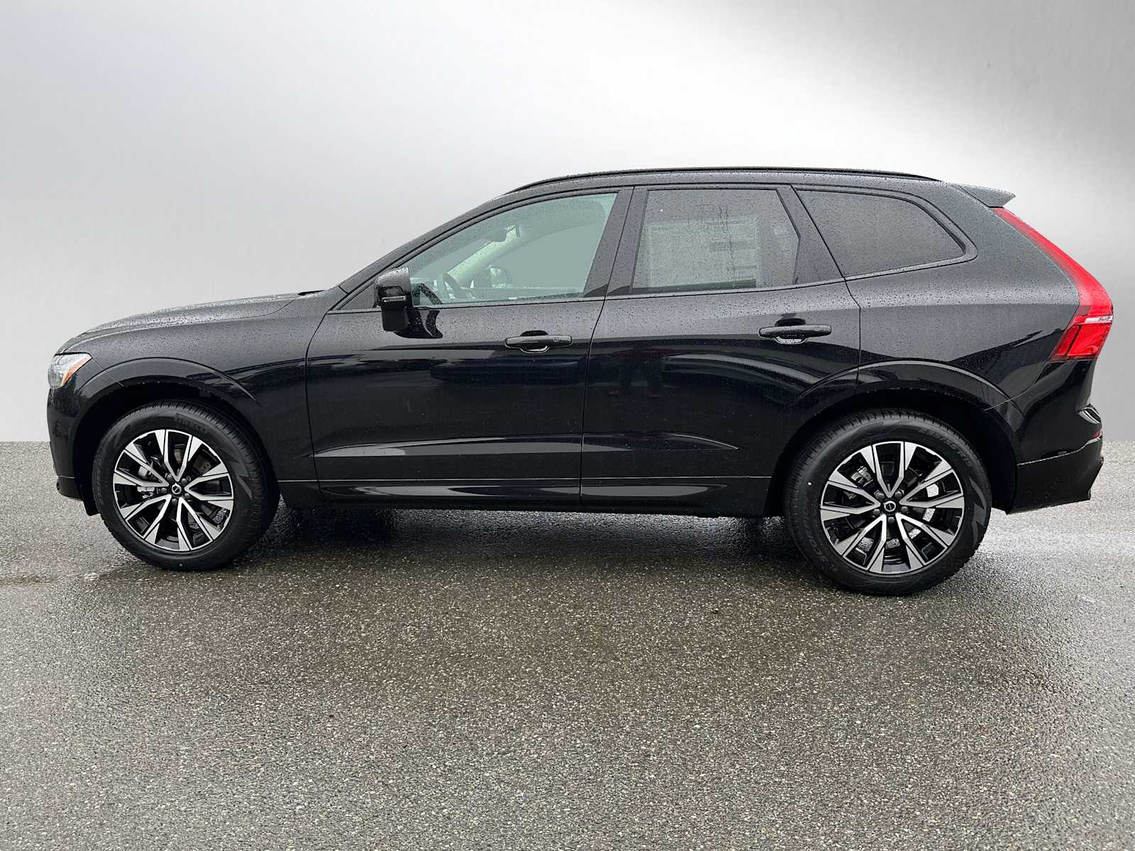 2025 Volvo XC60 B5 Core photo 2