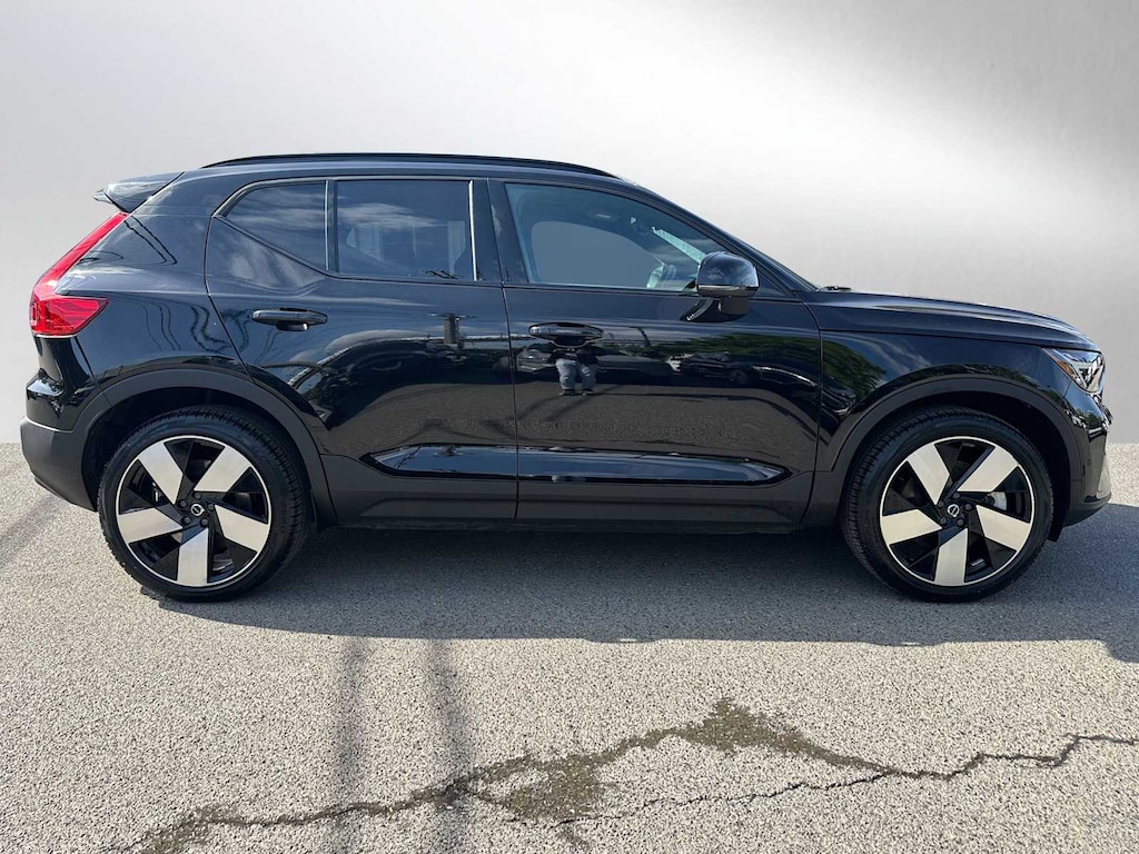 New 2025 Volvo EX40 Single Motor Extended Range Plus SUV