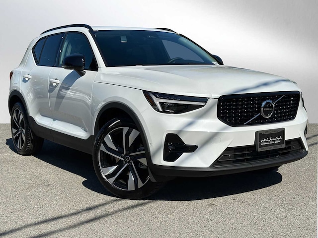 2025 Volvo XC40 B5 Ultra Dark Theme SUV