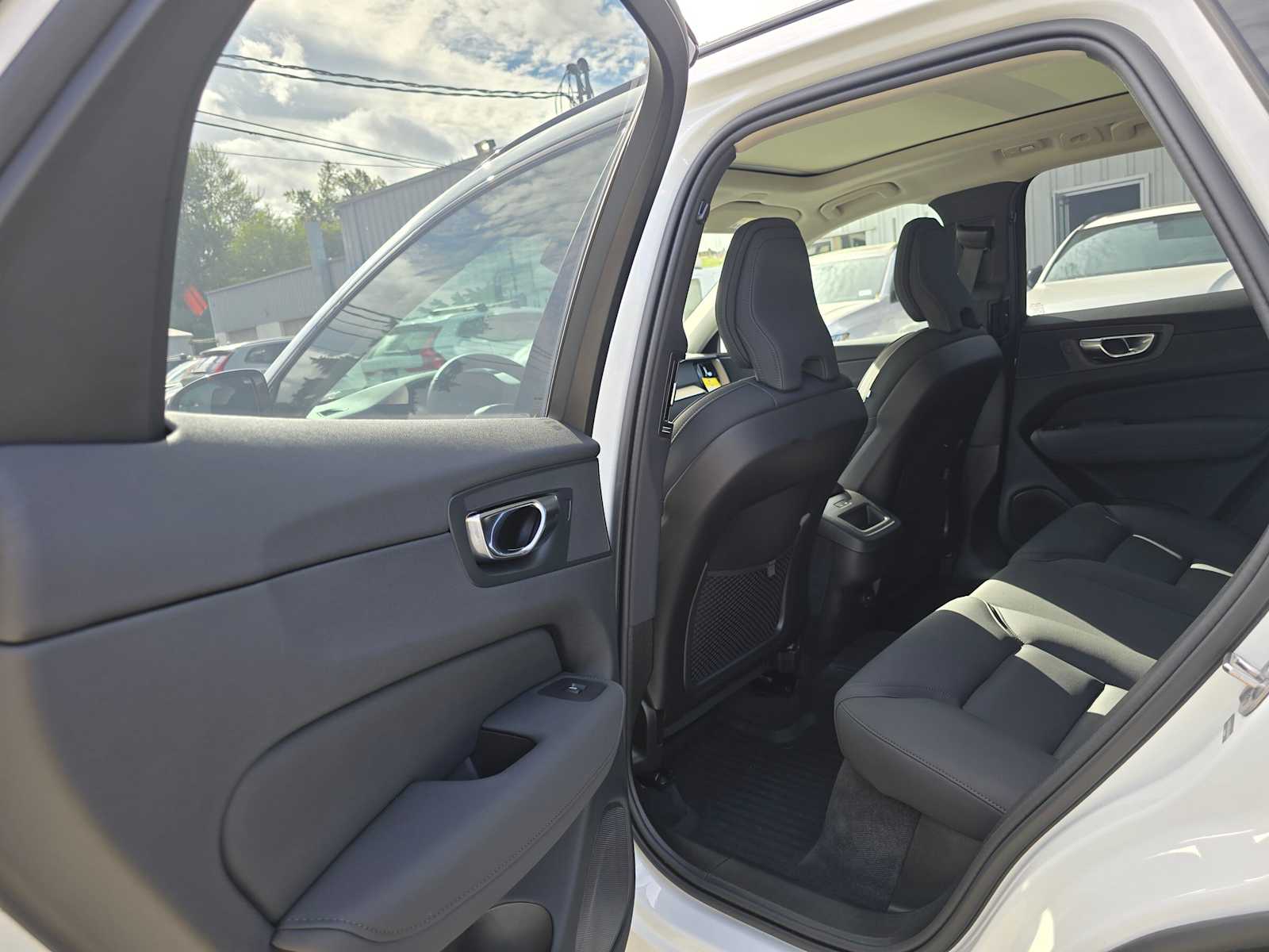 2026 Volvo XC60 Plus - Photo 16