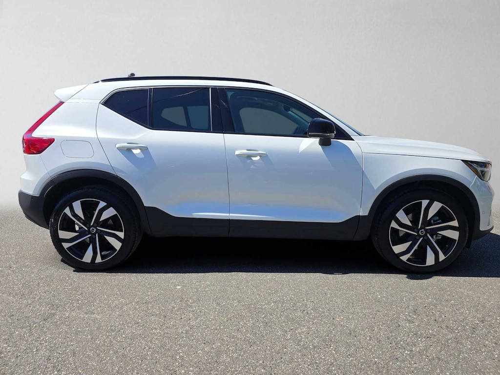 New 2026 Volvo XC40 B5 Plus SUV