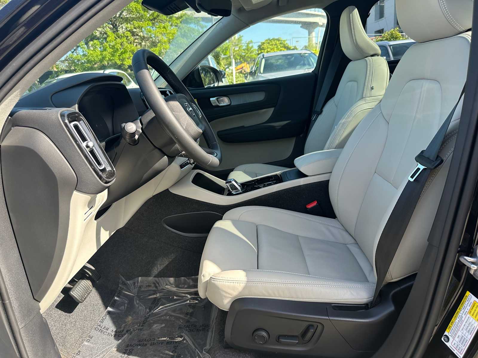 2025 Volvo XC40 Plus - Photo 19