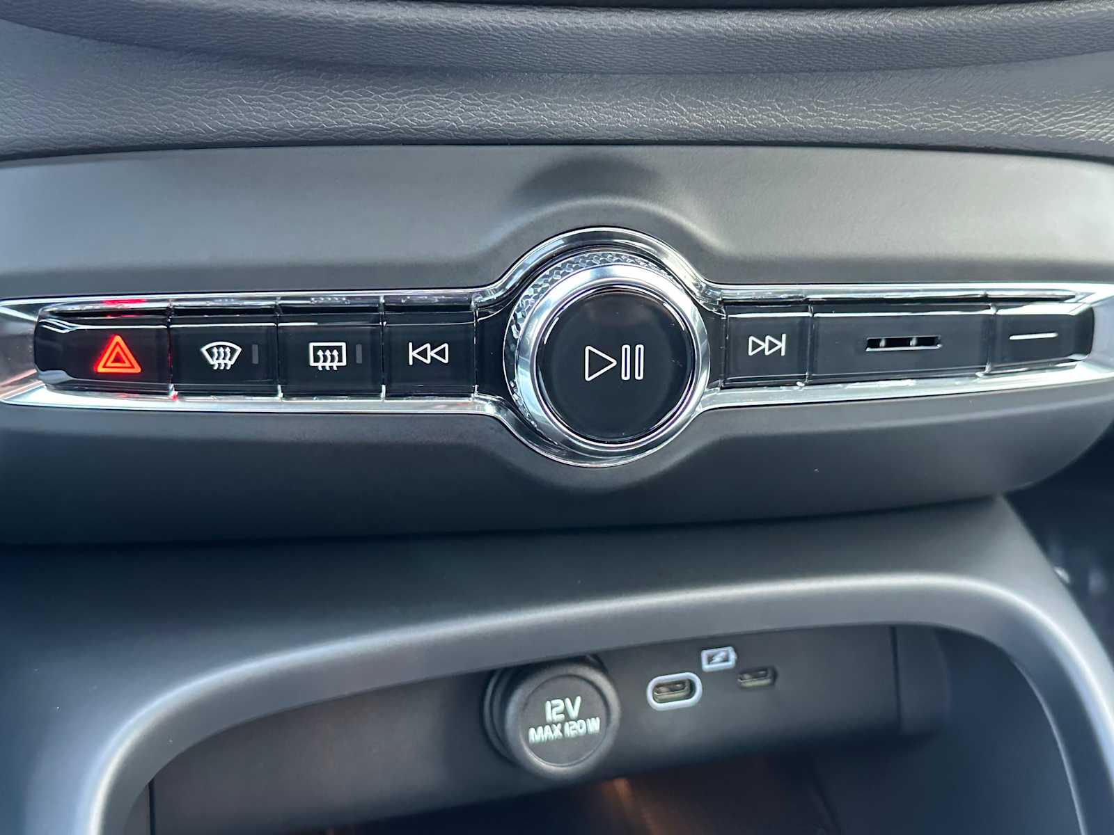 2025 Volvo XC40 Ultra - Photo 29