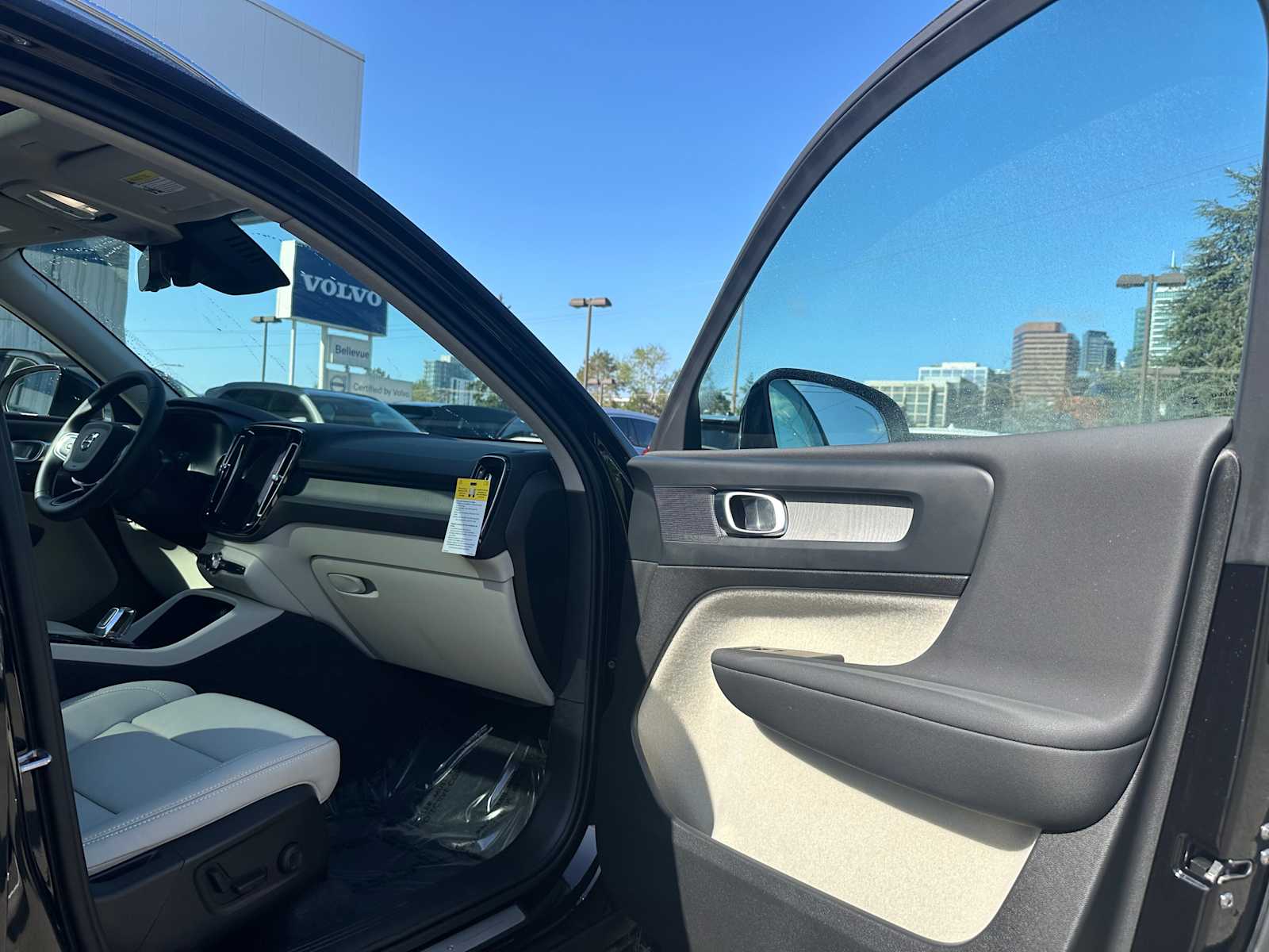 2025 Volvo XC40 Plus - Photo 11