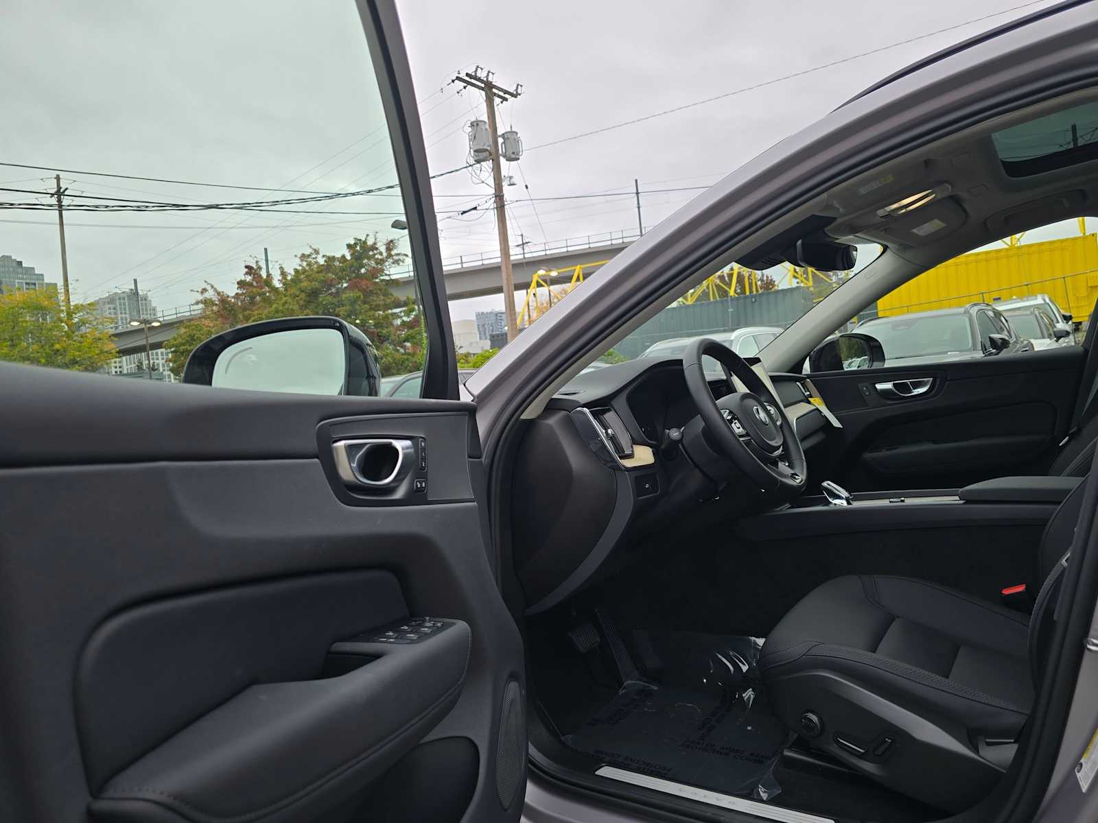 2026 Volvo XC60 Plus - Photo 19