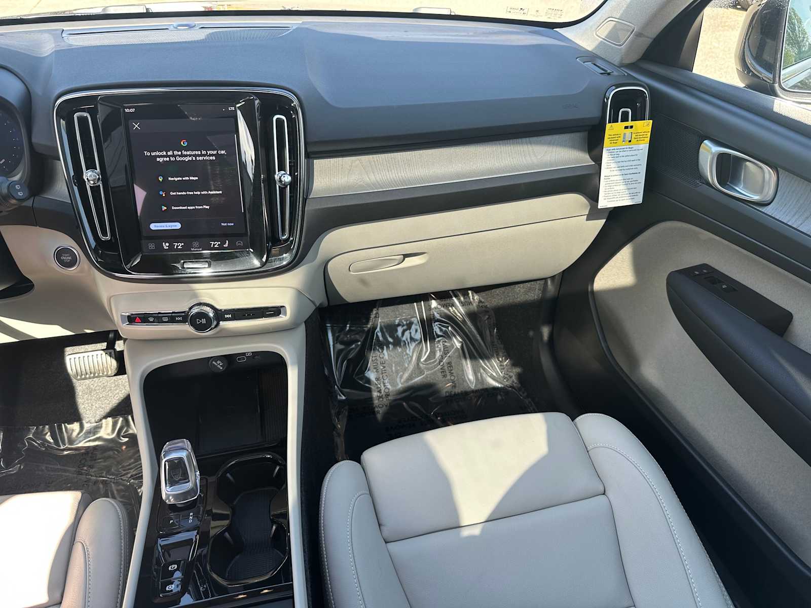 2025 Volvo XC40 Plus - Photo 18