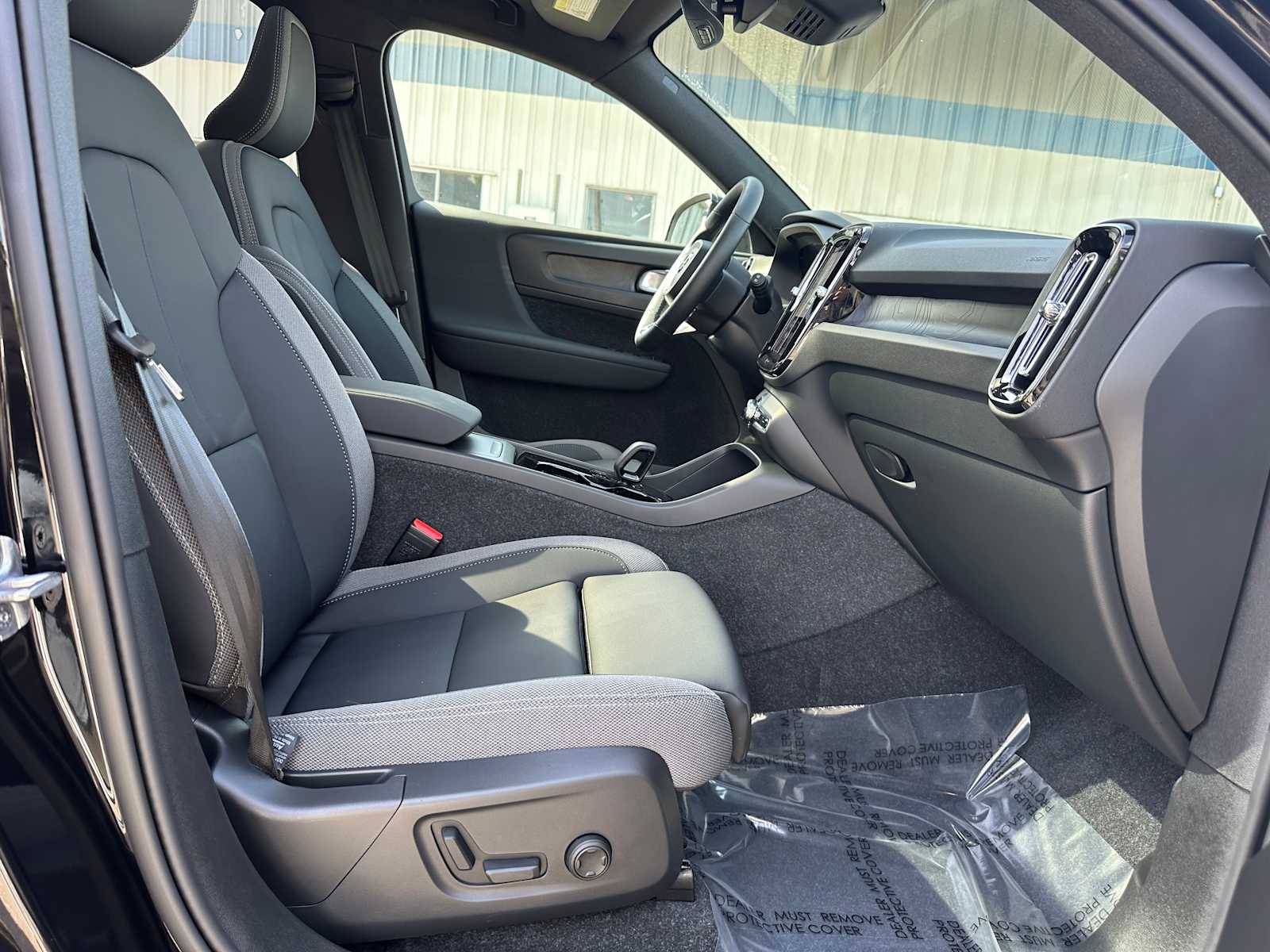 2025 Volvo EX40 Plus - Photo 10