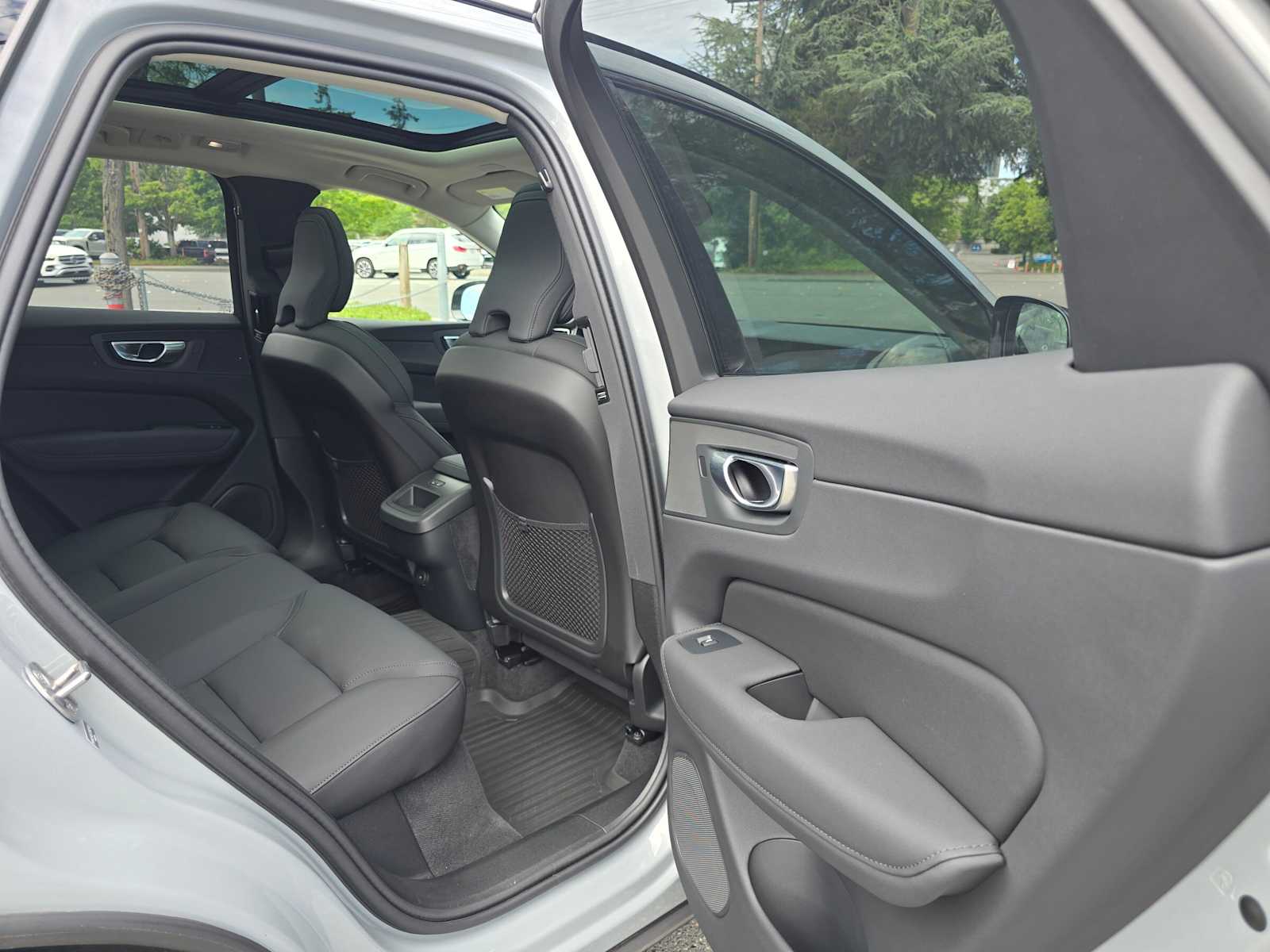 2026 Volvo XC60 Plus - Photo 13