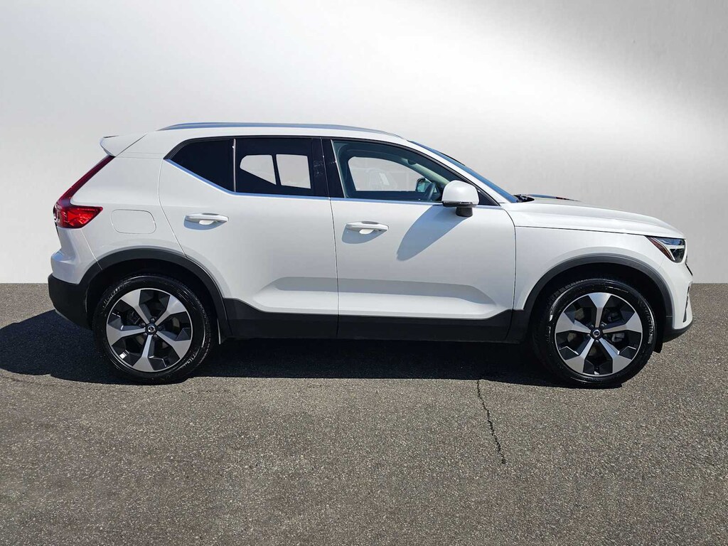 New 2025 Volvo XC40 B5 Core Bright Theme SUV