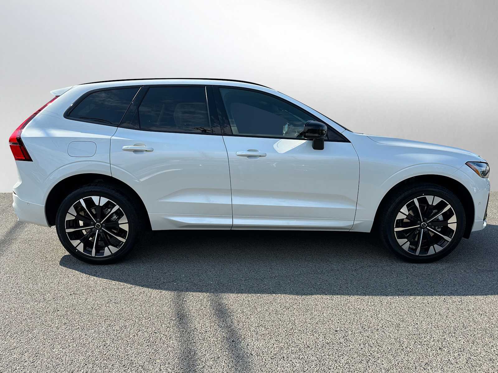 2026 Volvo XC60 B5 Plus photo 2