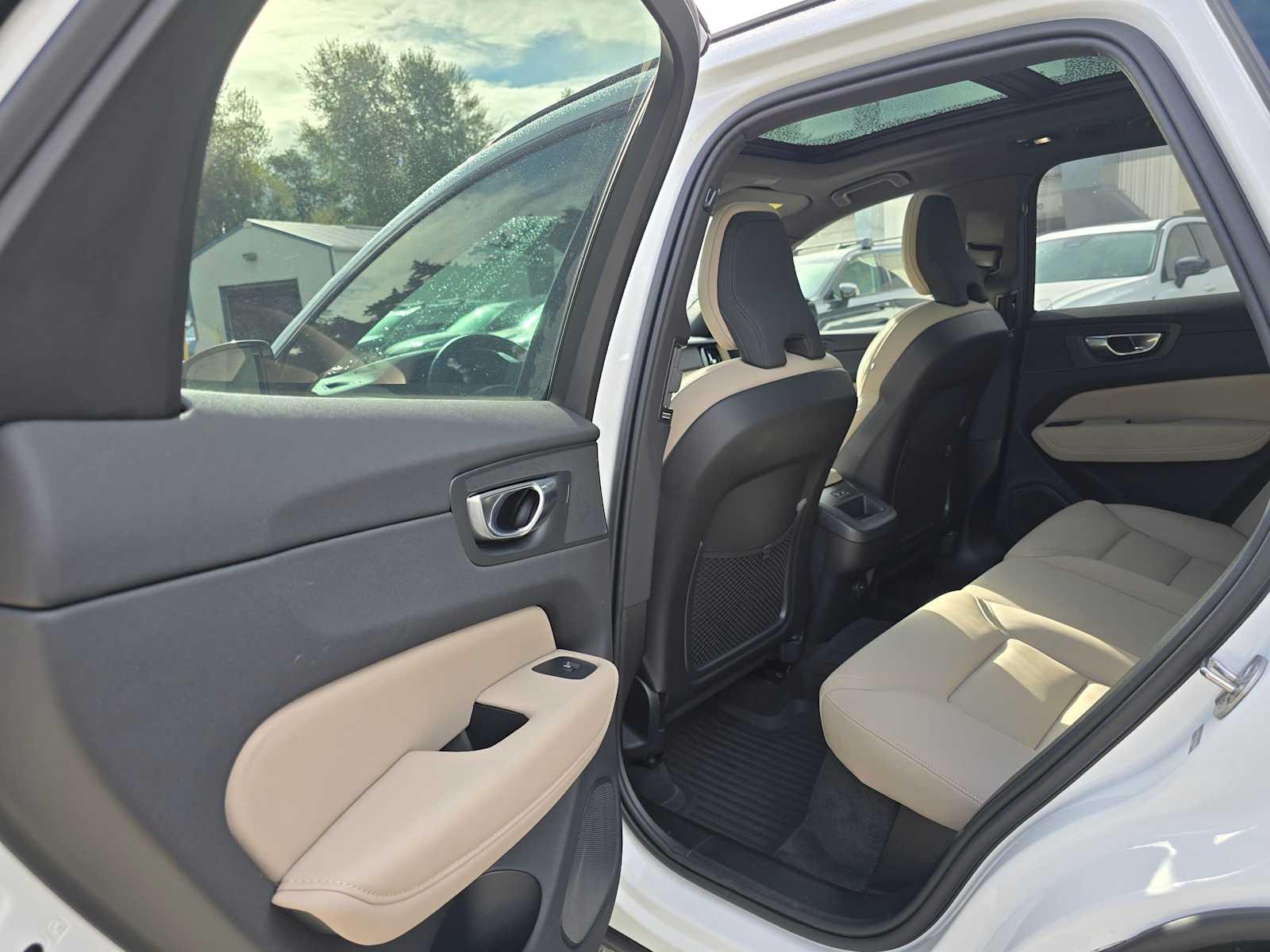 2026 Volvo XC60 Plus - Photo 16