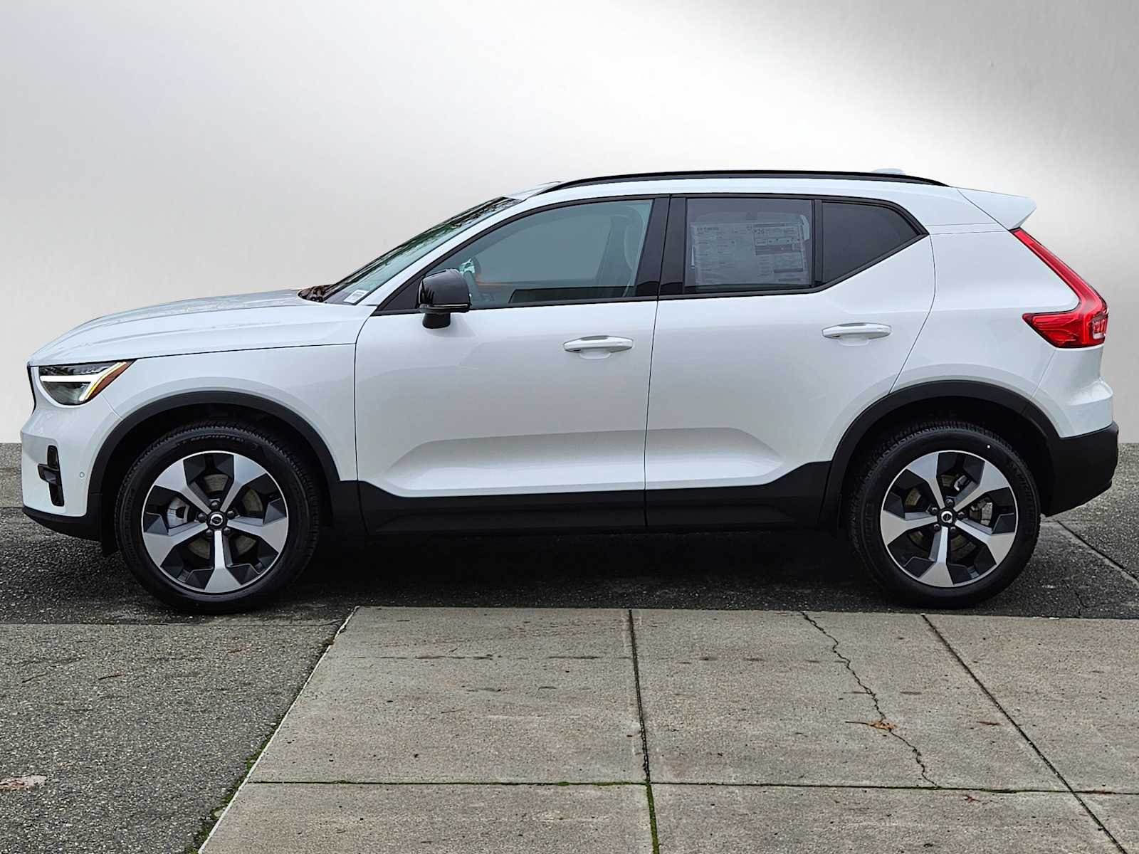 2025 Volvo XC40 Plus photo 4