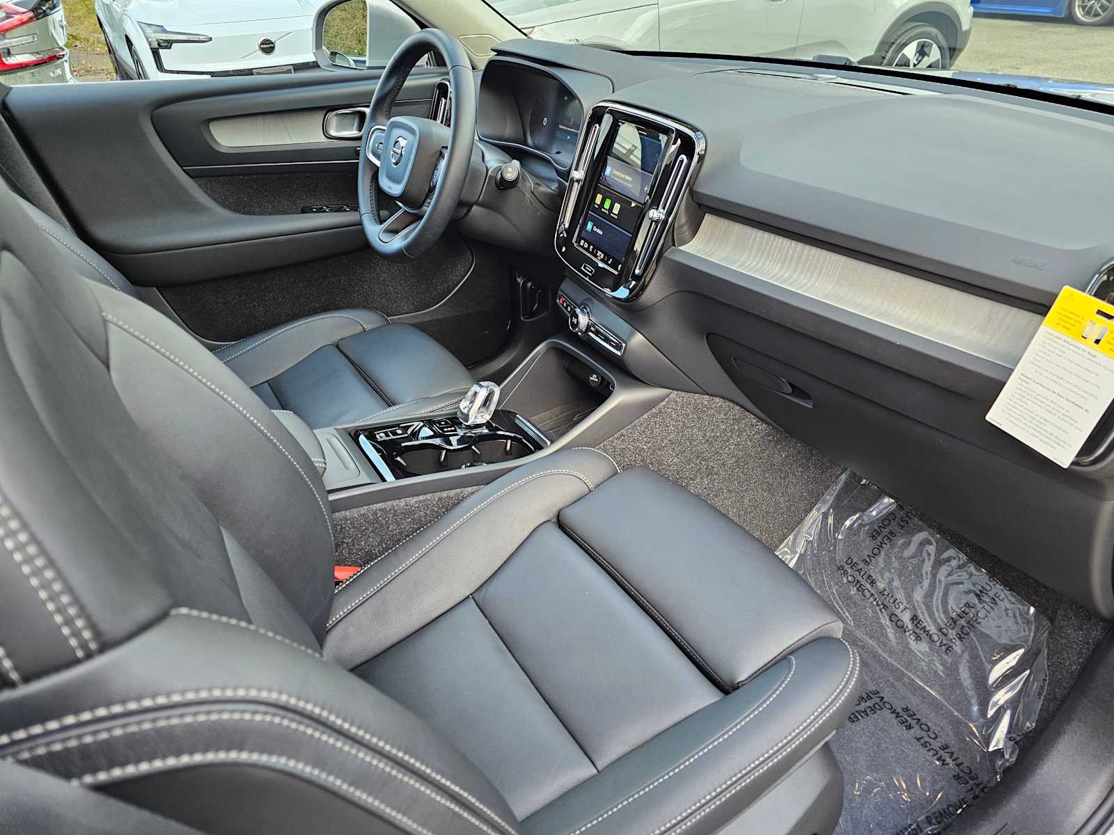 2025 Volvo XC40 Plus - Photo 12