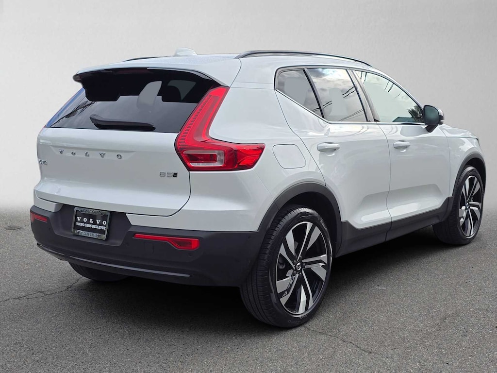 New 2026 Volvo XC40 B5 Ultra SUV