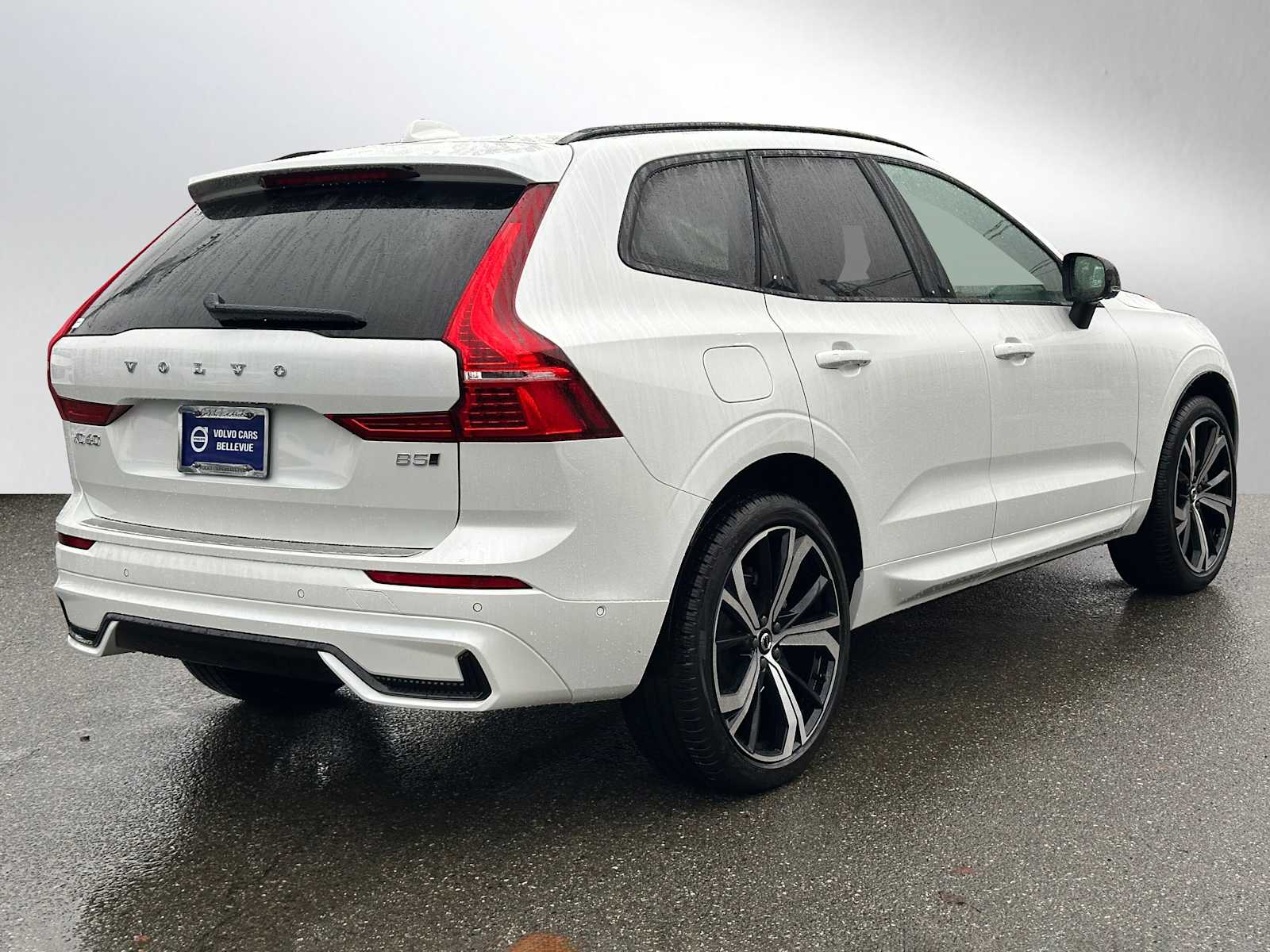 2025 Volvo XC60 B5 photo 2