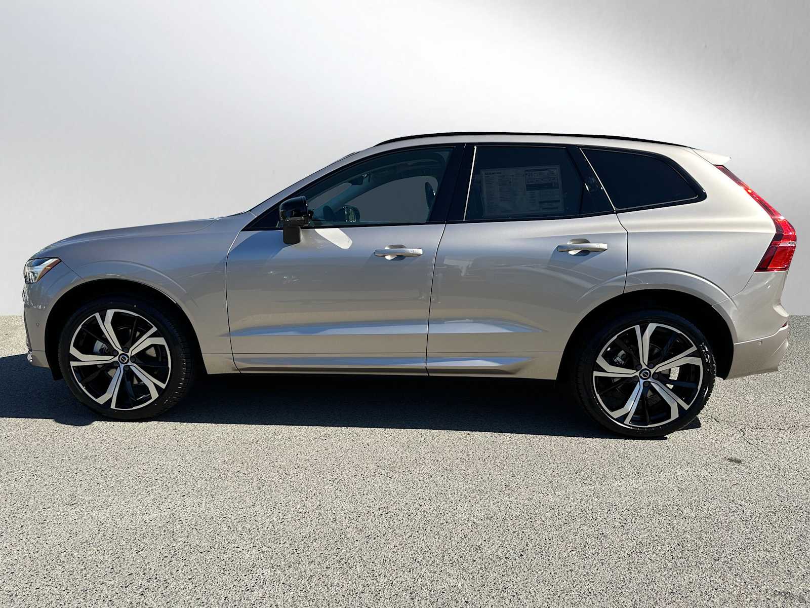 2025 Volvo XC60 B5 photo 4