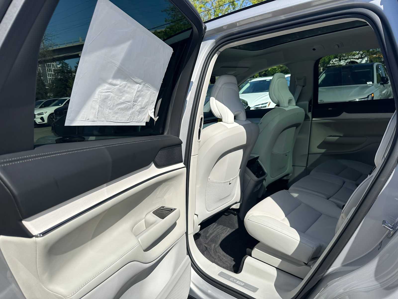 2025 Volvo EX90 Plus - Photo 16