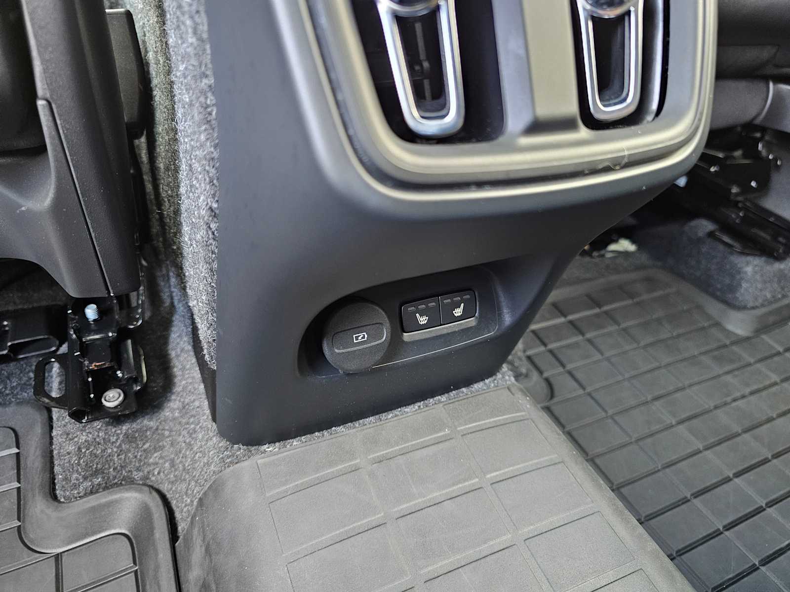 2025 Volvo XC40 Plus - Photo 23