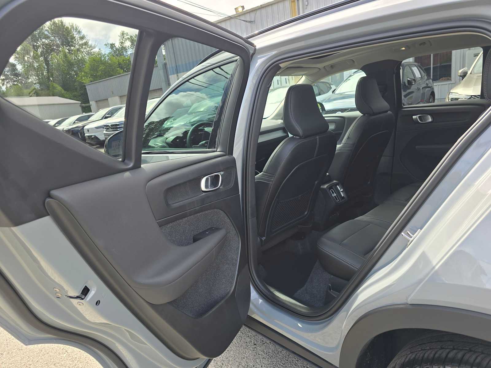 2026 Volvo XC40 Plus - Photo 16
