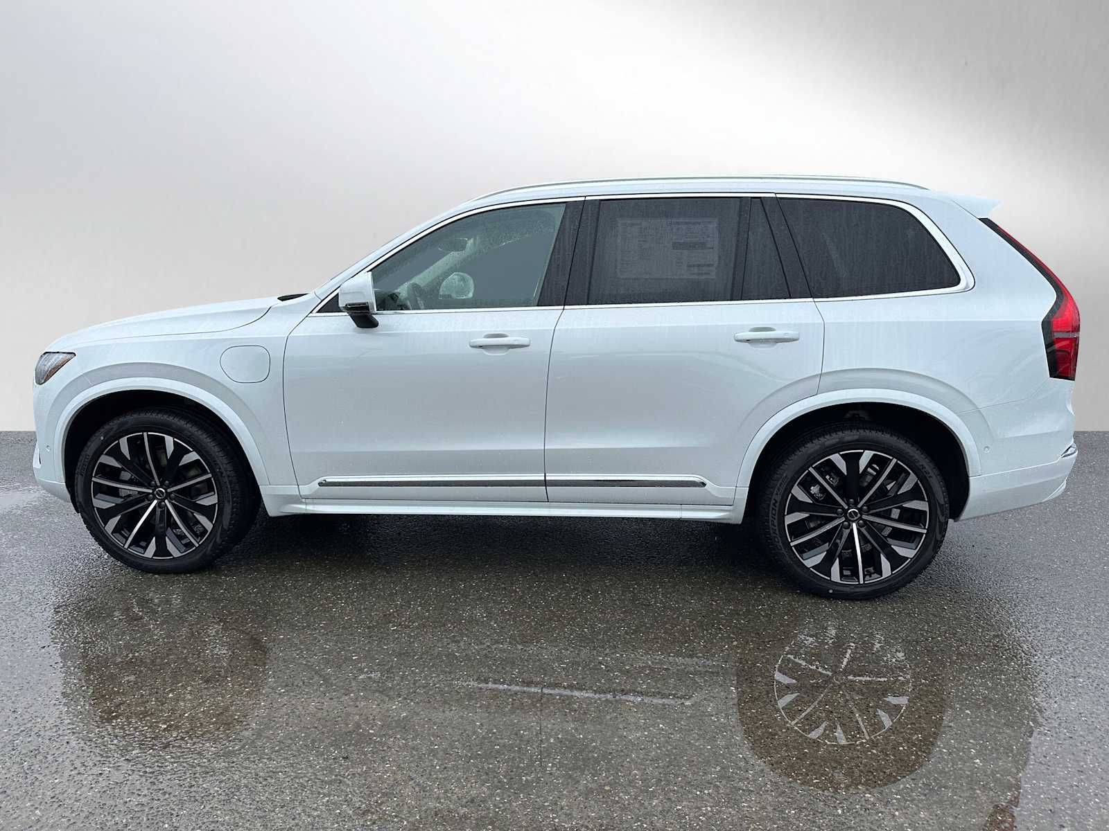 2025 Volvo XC90 T8 Plus photo 4