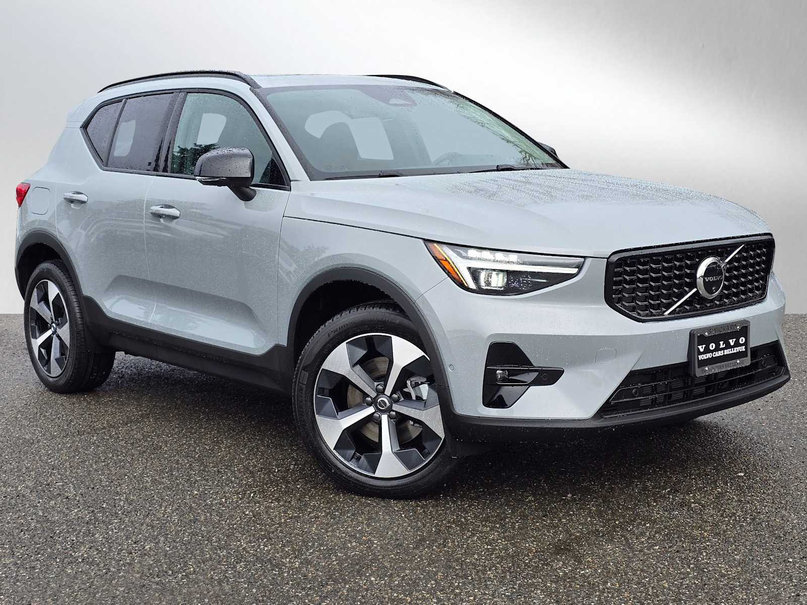 2026 Volvo XC40 B5 Plus Dark AWD's photo