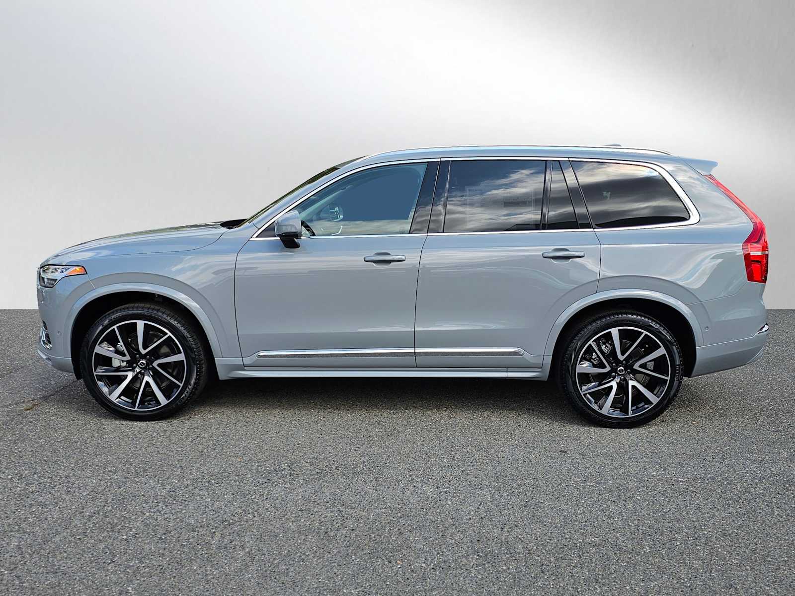 2025 Volvo XC90 B5 Plus photo 2