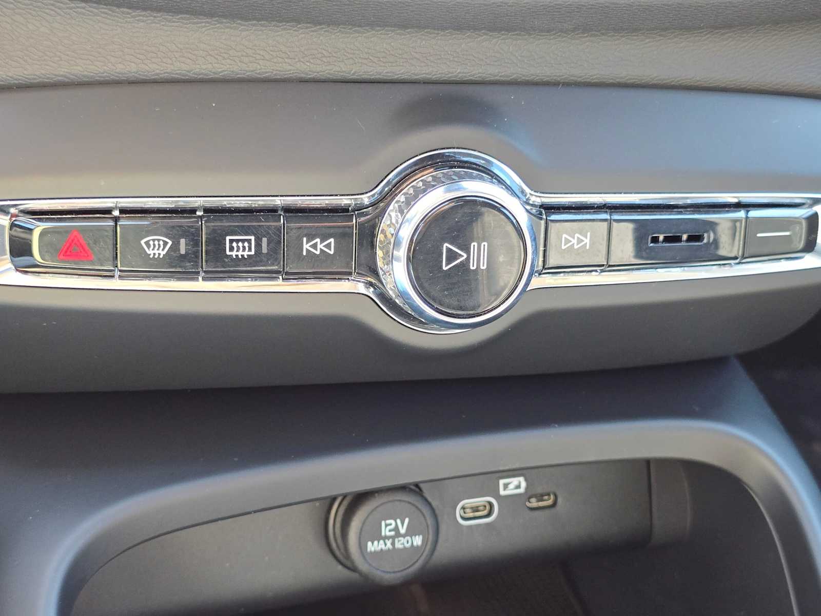2026 Volvo XC40 Plus - Photo 29