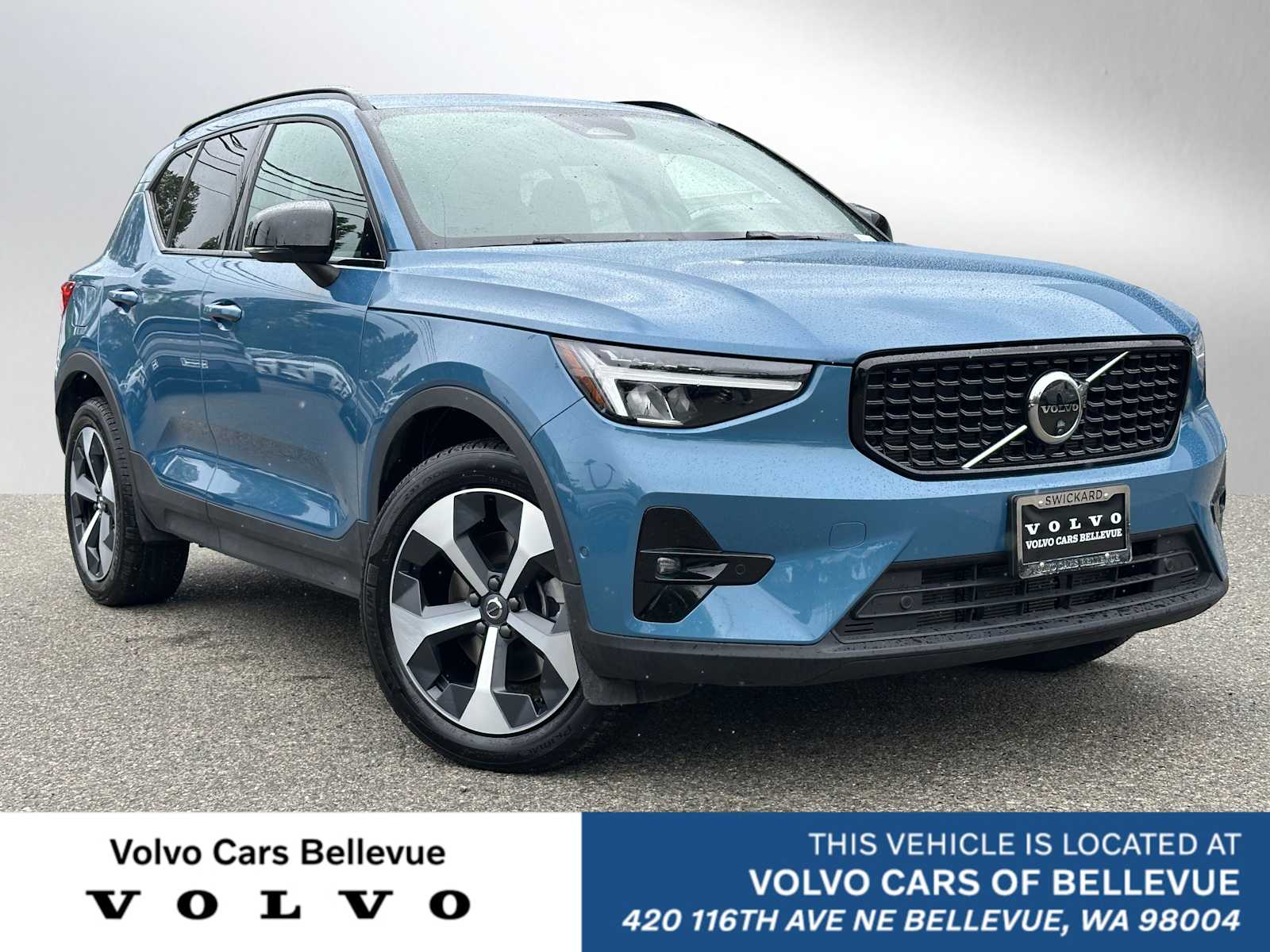 2025 Volvo XC40 B5 Plus Dark AWD's photo