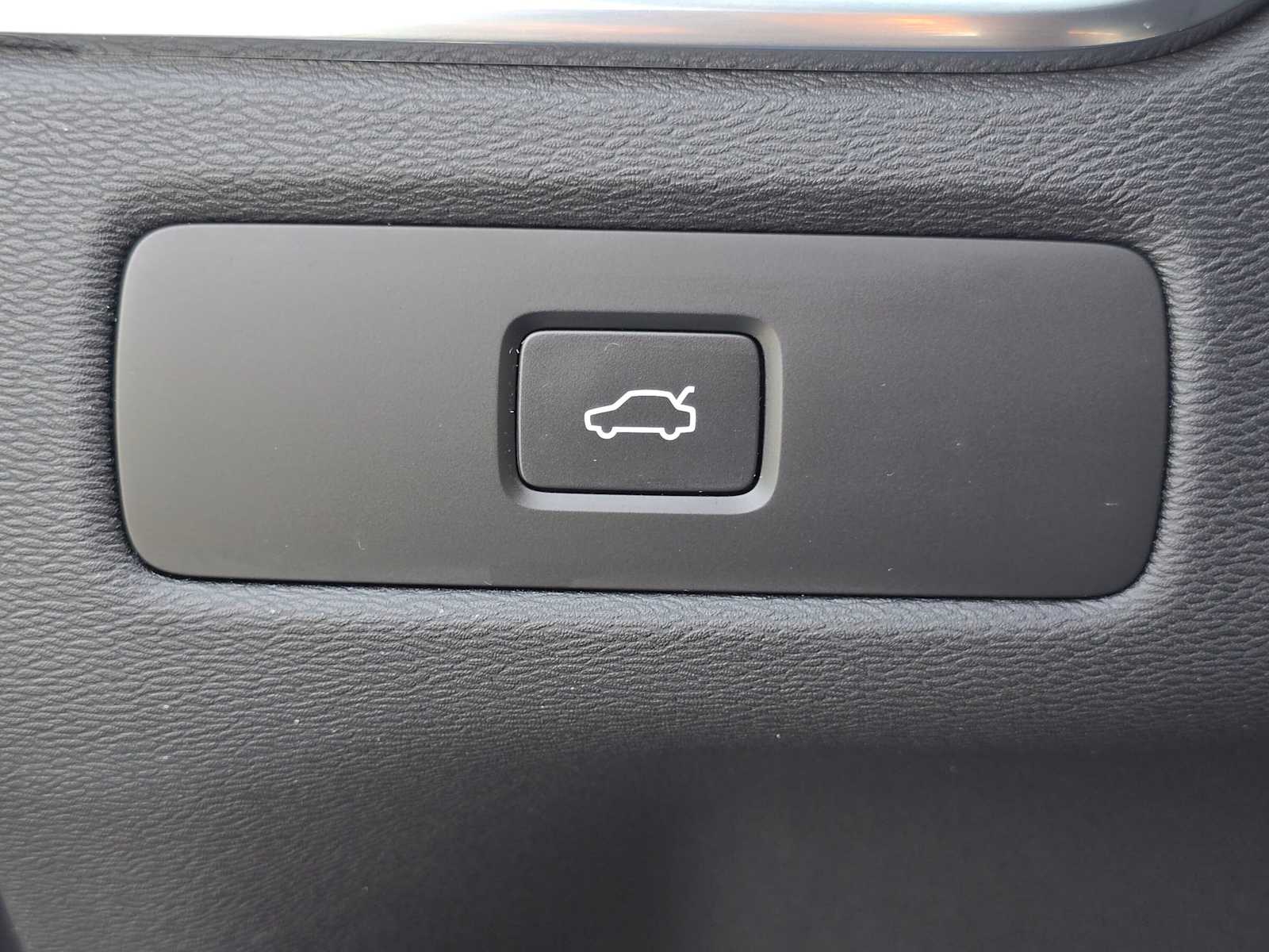 2026 Volvo XC60 Plus - Photo 33