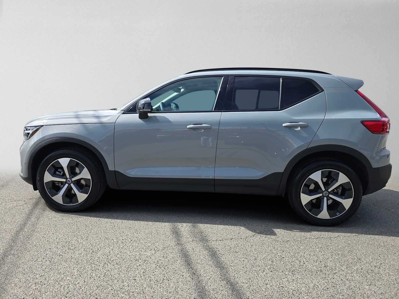 2026 Volvo XC40 Plus - Photo 6
