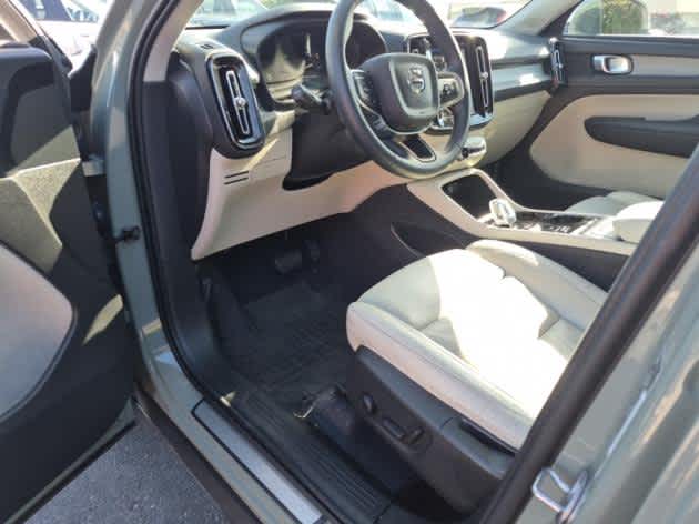 2023 Volvo XC40 AWD Plus photo 2